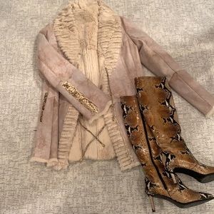 SOLD!!!❤️Stunning and gorgeous brand new soft beige and cream shearling!!!